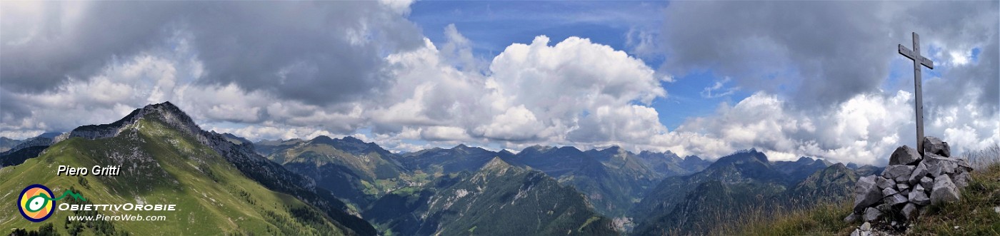 74 Vista panoramica dal Pizzo Badile verso le alte cime orobiche di Val Brembana.jpg